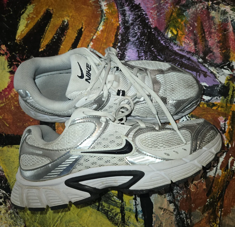 Nike White Silver Black Running Sneakers - Picture 1 of 10